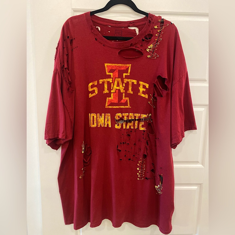 [CUSTOM] Handmade, Distressed ‘Iowa State University’ Graphic T-shirt.